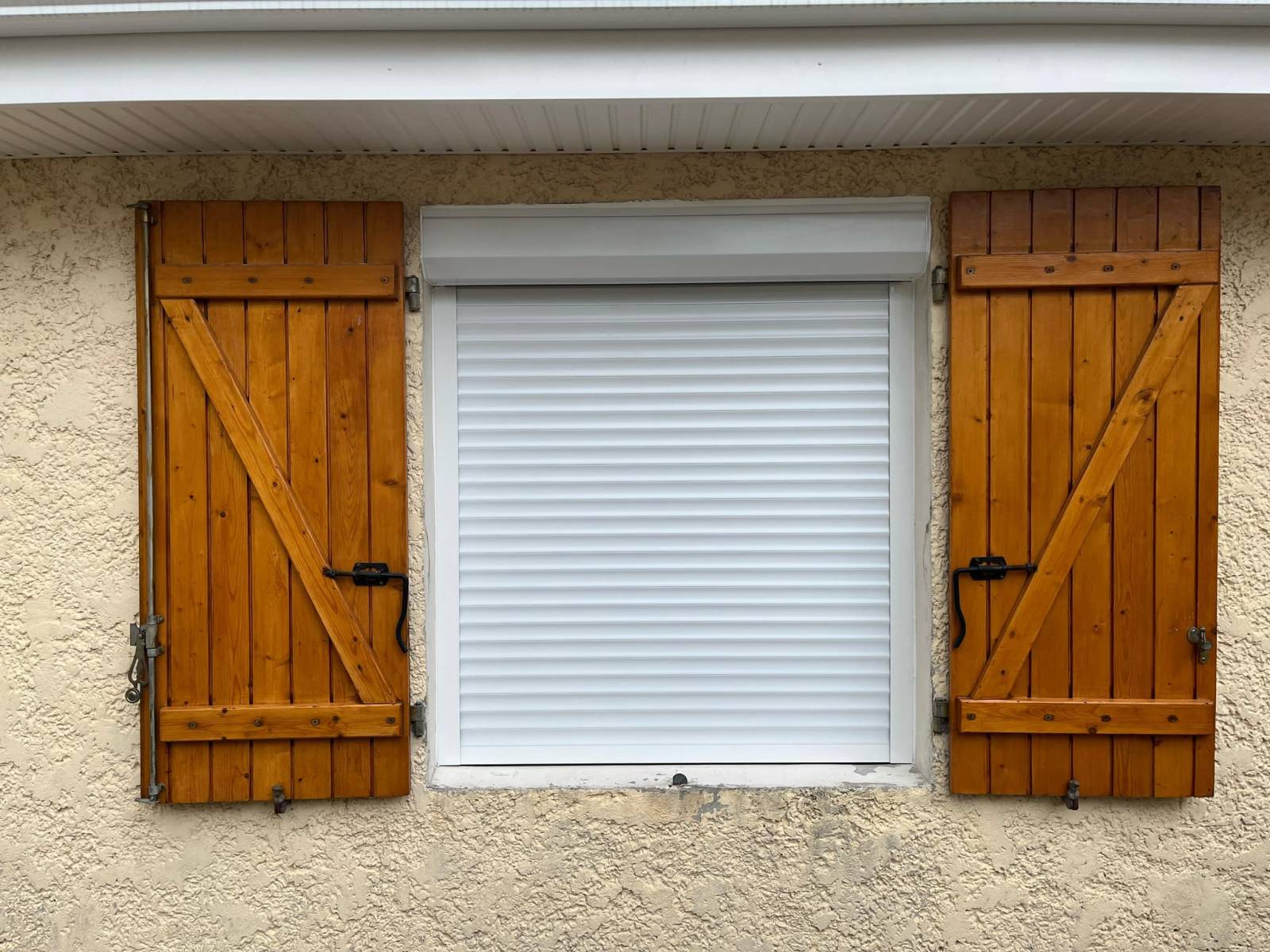 Fourniture et pose de porte de garage enroulable en aluminium motorisée à Mérignac 33700