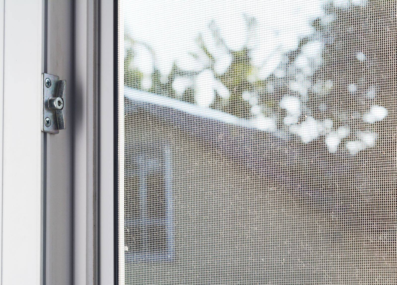 Installer une moustiquaire enroulable latérale pour porte Bruges (33) Gironde