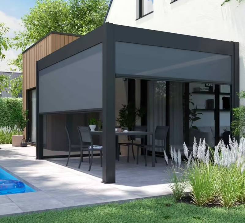 Store pergola à Bordeaux sur mesure avec structure aluminium et toile motorisée