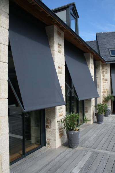 Store à projection à Bordeaux sur mesure pour fenêtres et façades